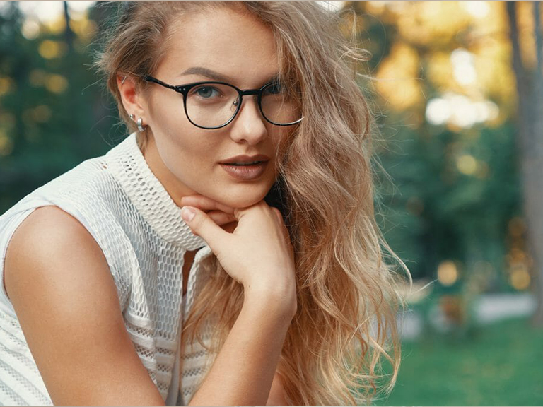 modern-model-woman-wearing-eyewear-expresive-lips-8yz5umn-1024x683