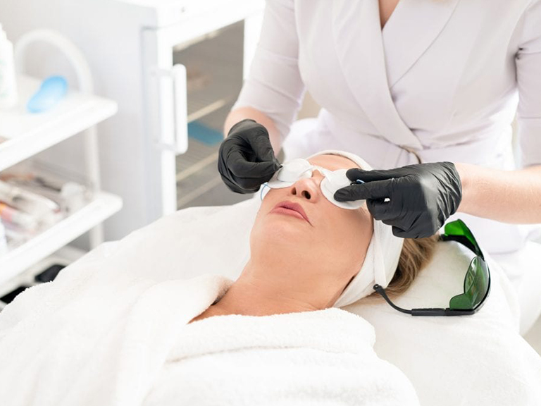 preparing-client-for-laser-surgery-fjkvef2-1024x683