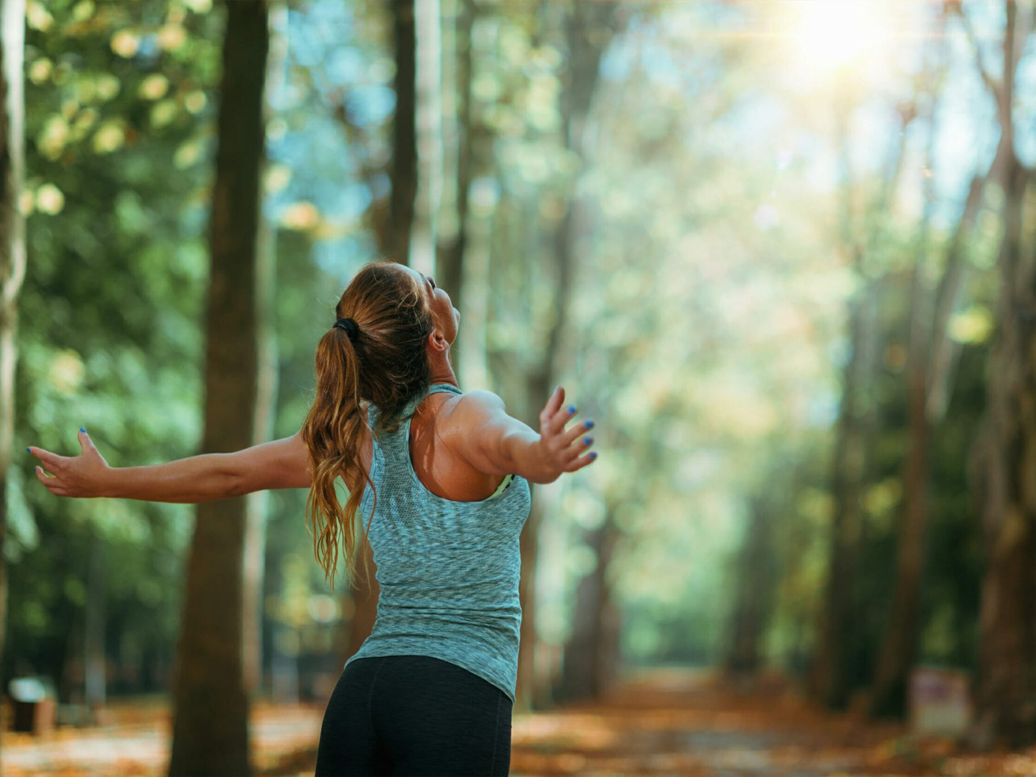 woman-exercising-outdoors-in-the-fall-xb4rl2j-1