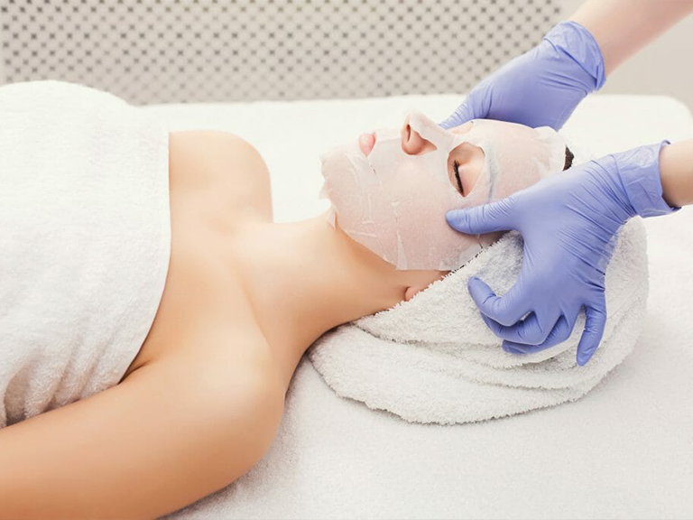 woman-gets-face-mask-by-beautician-at-spa-p36fq7a-1024x683